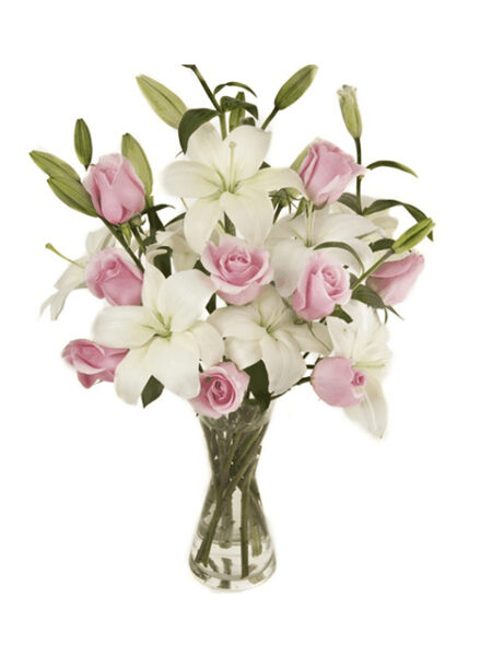 bouquet di gigli bianchi e rose rosa